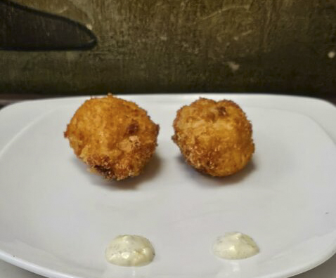 CROQUETA DE ESPÁRRAGOS CON SALMÓN Y UNA MAYONESA DE ALCAPARRAS