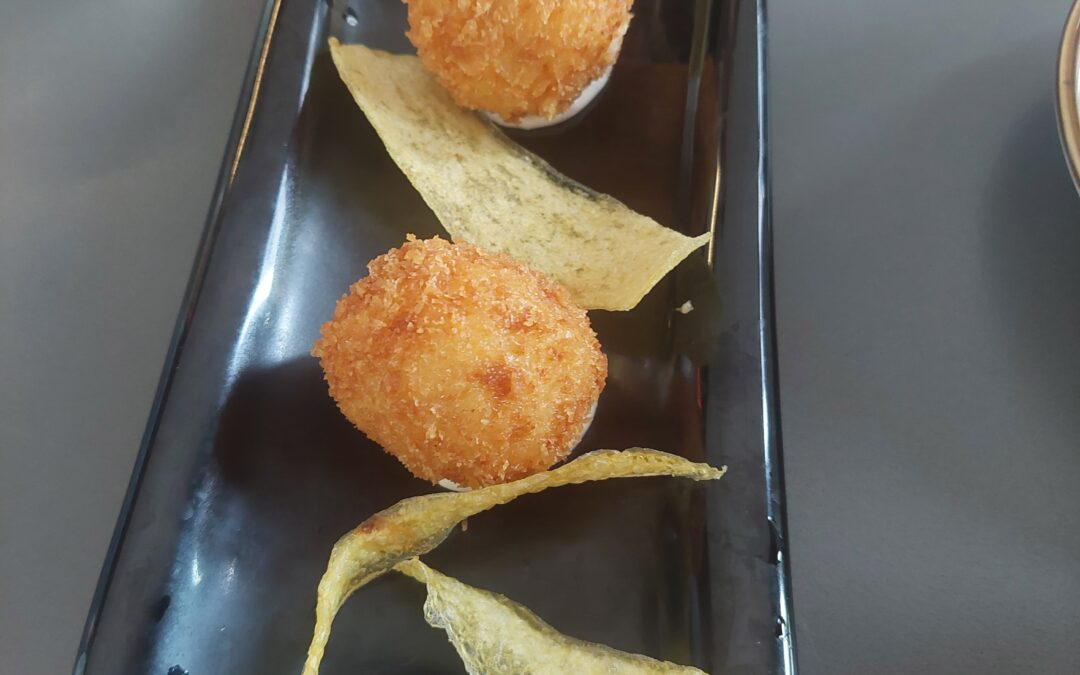 CROQUETA DE JAMÓN SOBRE CAMA DE PATATA CHIPS Y ALIOLI DE JAMÓN